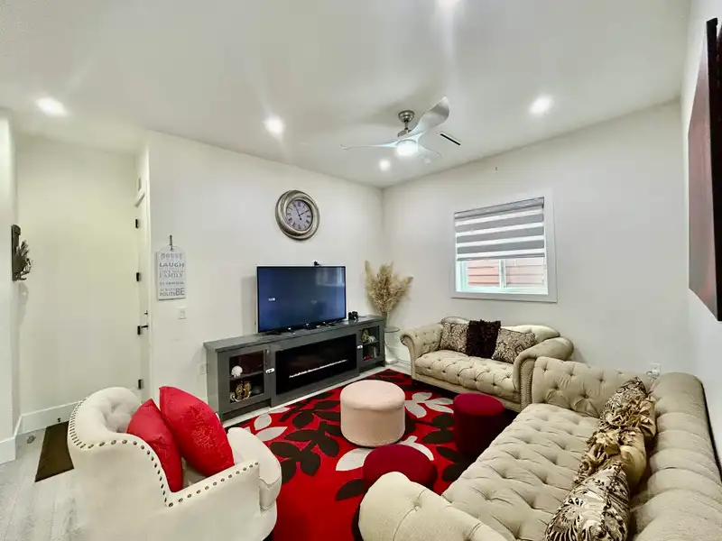18384 60 AVENUE - photo 4 of 16
