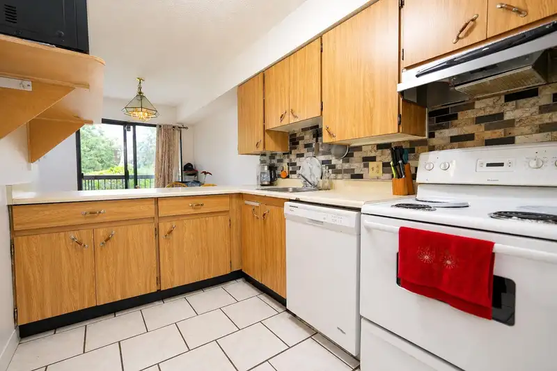 208 7144 133B STREET - photo 4 of 18