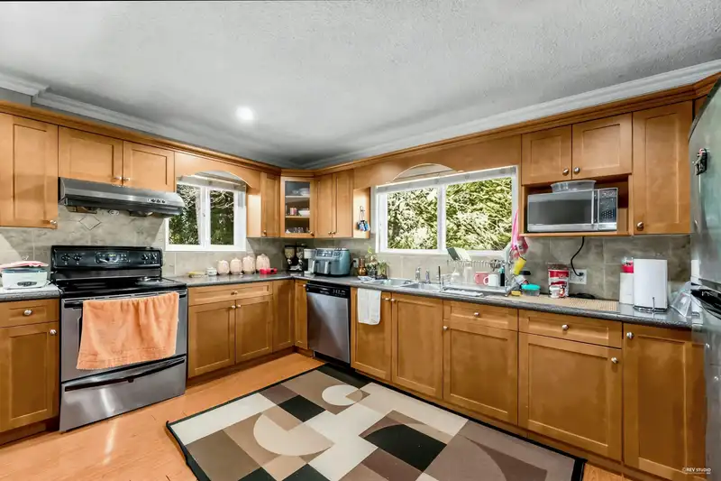 14136 59A AVENUE - photo 2 of 36