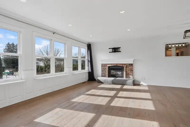 19529 60A AVENUE - photo 3 of 20