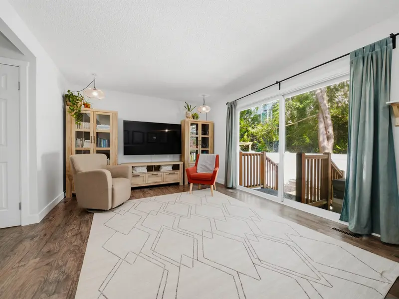 5 300 DECAIRE STREET - photo 2 of 21