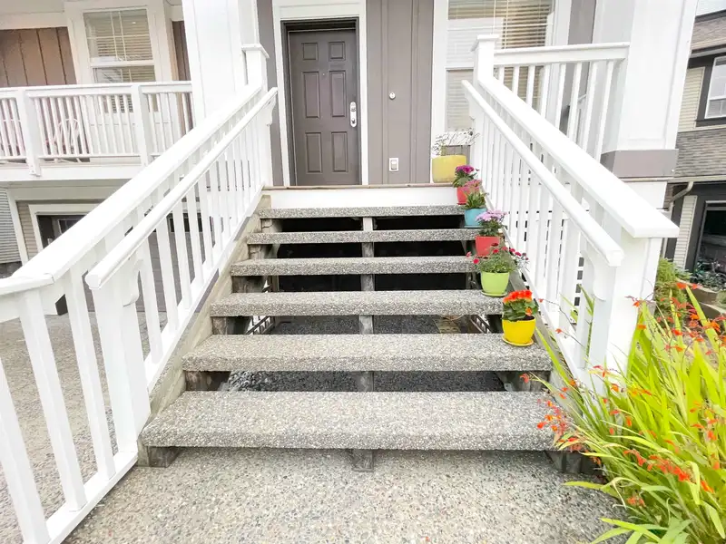 6065 165A STREET - photo 2 of 25