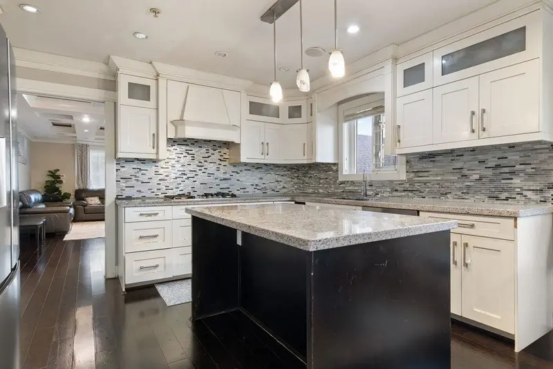 8363 VICTORIA DRIVE - photo 2 of 18