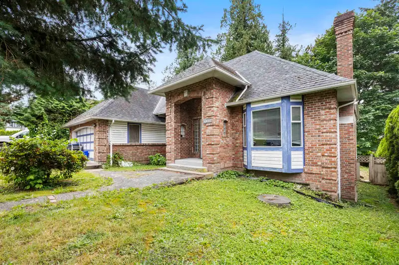 10693 127A STREET - photo 3 of 33