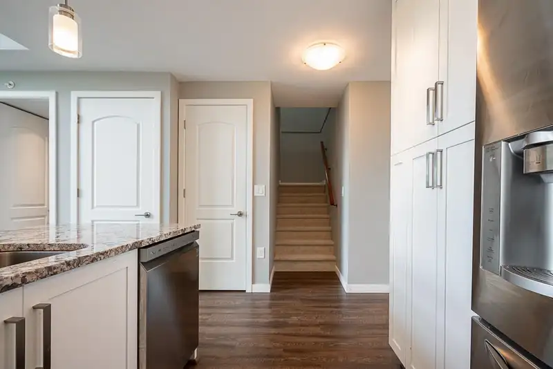 410 6490 194 STREET - photo 4 of 40