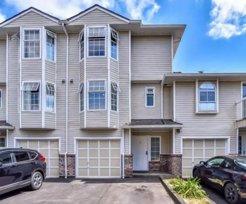 5 13942 72 AVENUE - photo 1 of 5