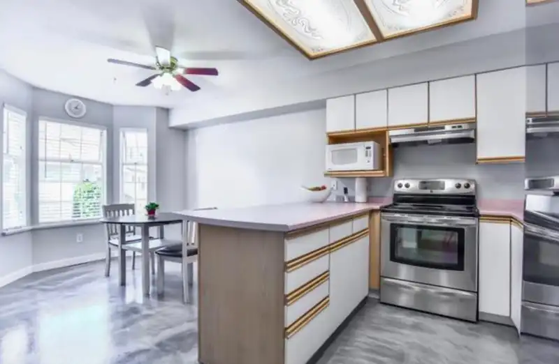 5 13942 72 AVENUE - photo 2 of 5