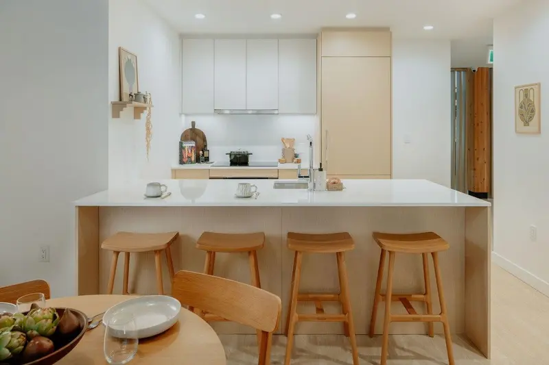 203 3633 WILLINGDON AVENUE - photo 2 of 15