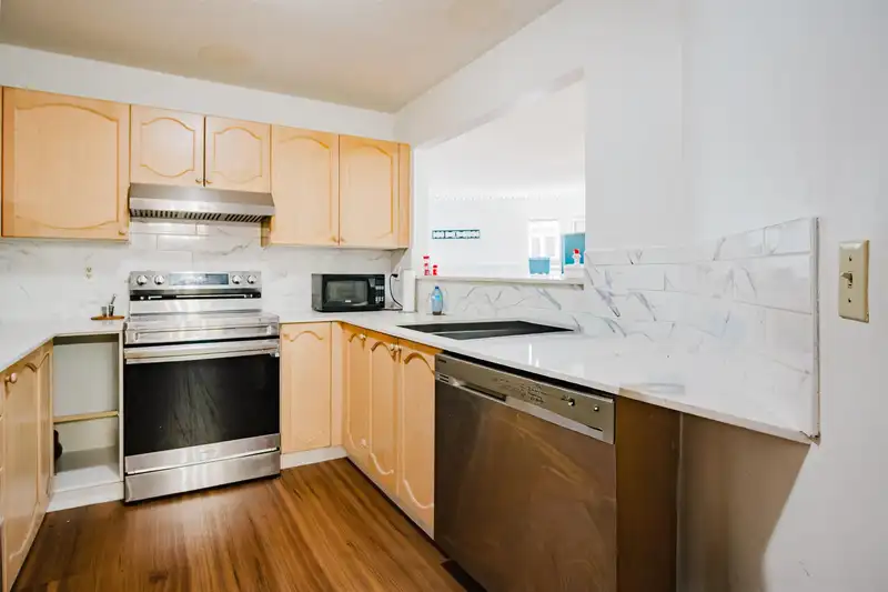204 10721 139 STREET - photo 4 of 16