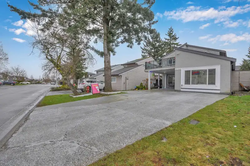12980 74 AVENUE - photo 2 of 40