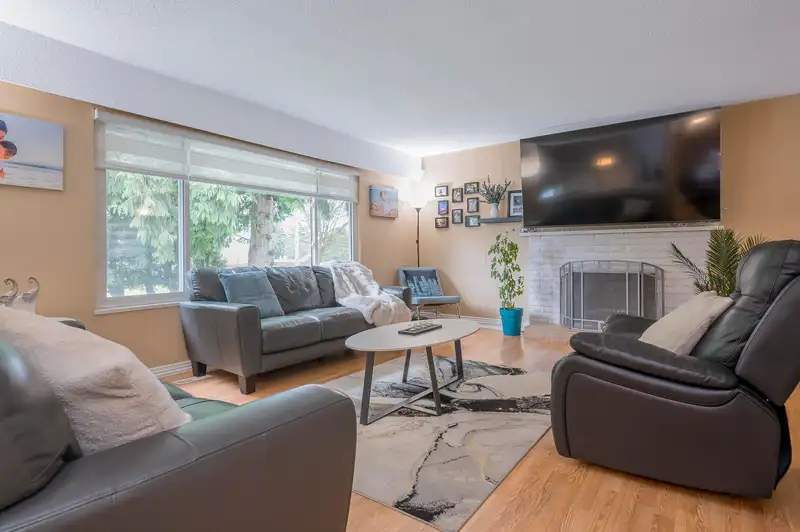 12755 104 AVENUE - photo 4 of 37