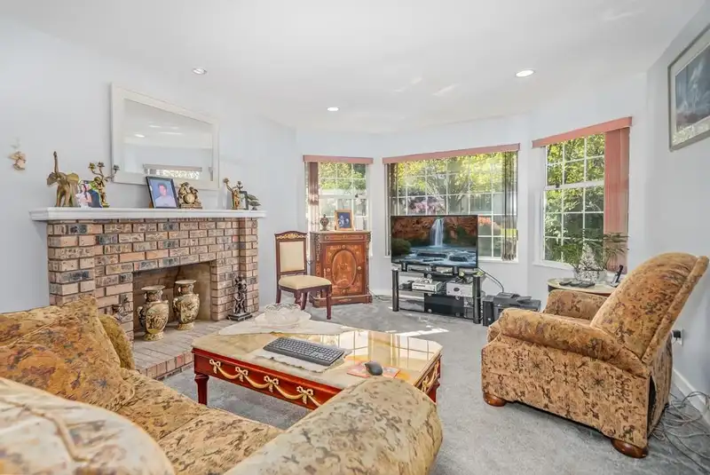 15719 91A AVENUE - photo 3 of 37