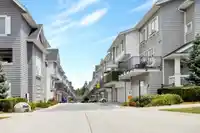 92 8168 136A STREET STREET - thumbnail 2
