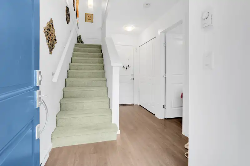 92 8168 136A STREET STREET - photo 4 of 20