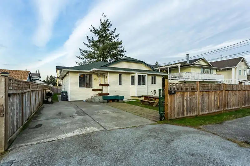 12717 114 AVENUE - photo 1 of 29