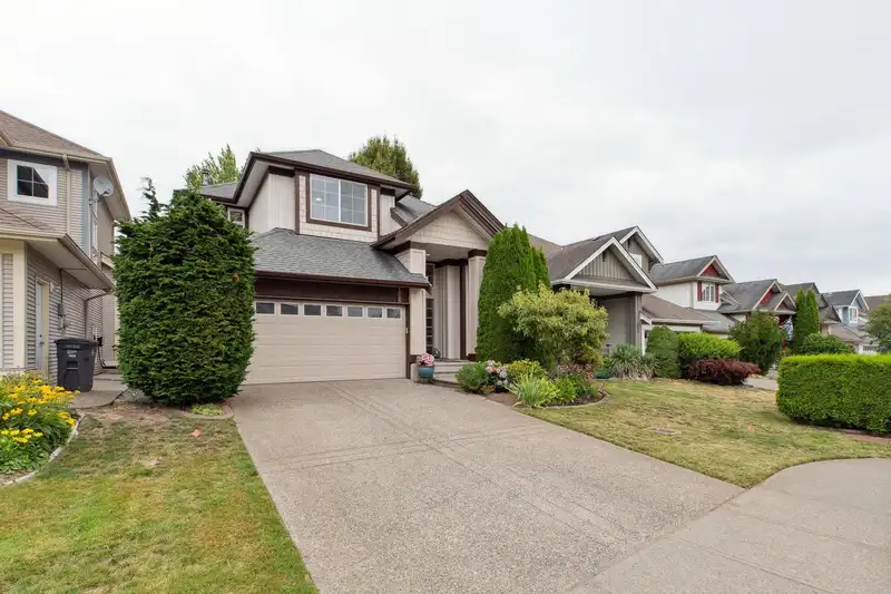 14723 58 AVENUE - photo 2 of 40
