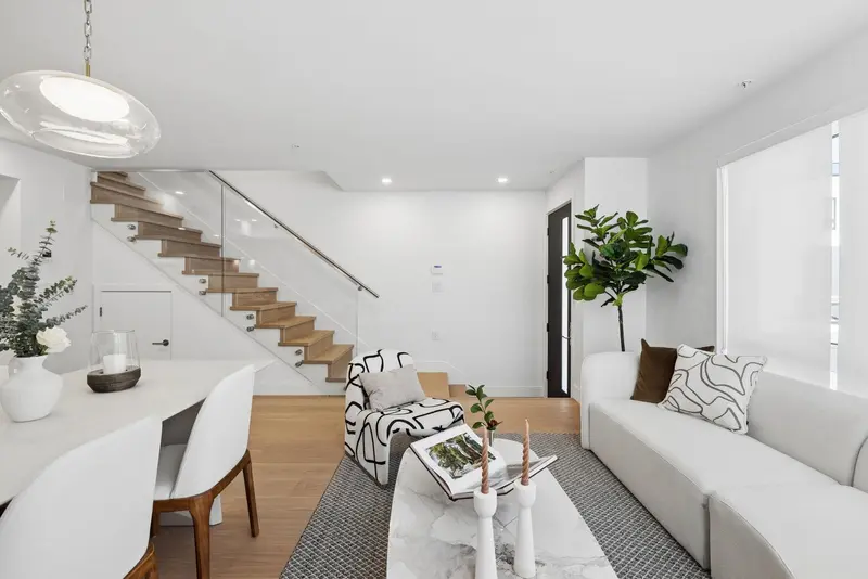 222 578 W 24 AVENUE - photo 3 of 25