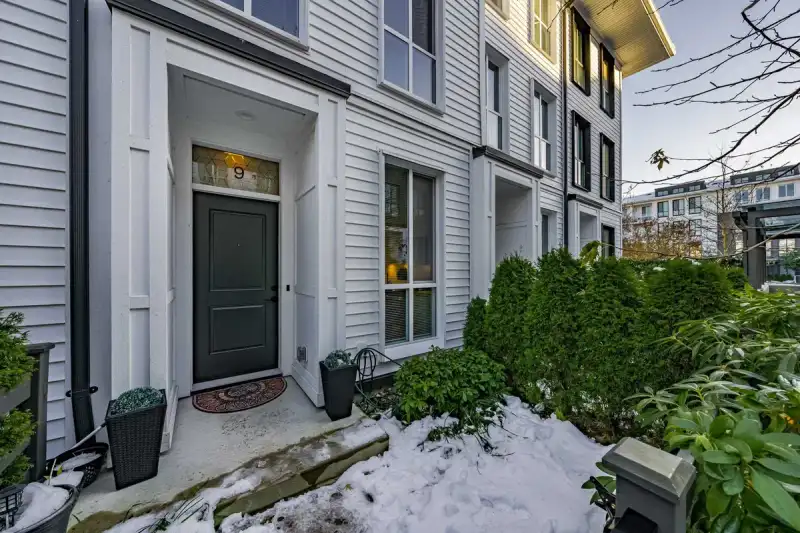 9 14955 101A AVENUE - photo 1 of 22