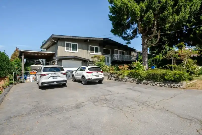13945 116 AVENUE - photo 1 of 40