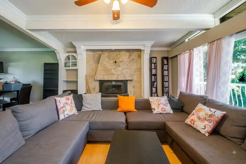 13945 116 AVENUE - photo 3 of 40