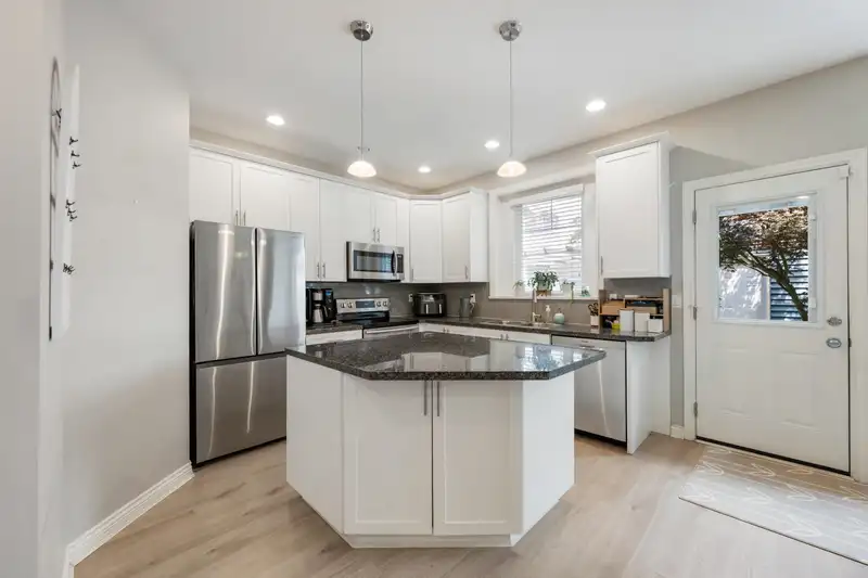 19393 66 AVENUE - photo 4 of 40