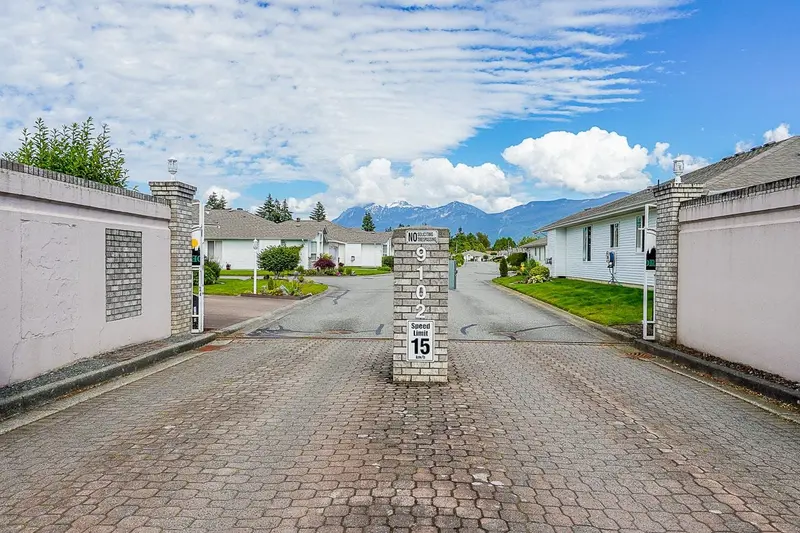 8 9102 HAZEL STREET - photo 4 of 25