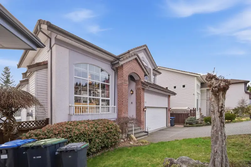 30 LINDEN COURT - photo 2 of 25