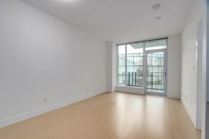 901 7388 KINGSWAY - photo 3 of 25