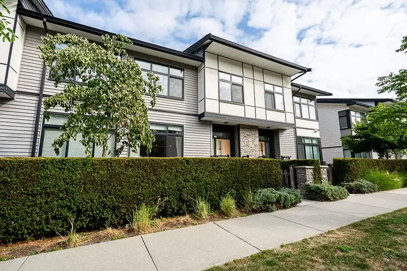 17 14057 60A AVENUE - photo 2 of 40