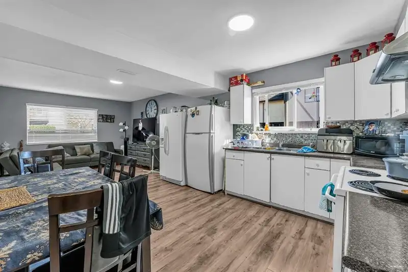 13572 68 AVENUE - photo 2 of 30
