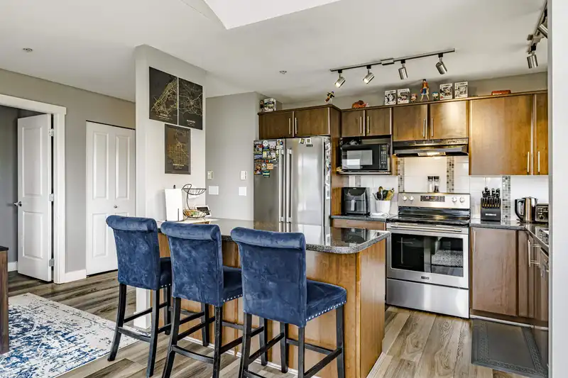 403 19388 65 AVENUE - photo 1 of 34