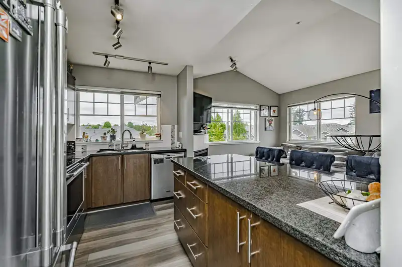 403 19388 65 AVENUE - photo 4 of 34