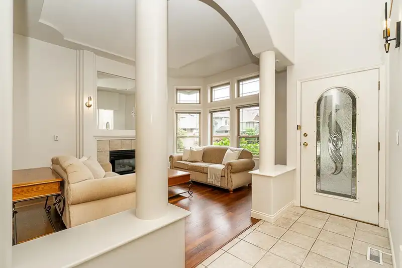 16056 110A AVENUE - photo 4 of 39