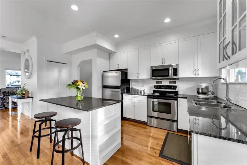 26 16772 61 AVENUE - photo 4 of 28