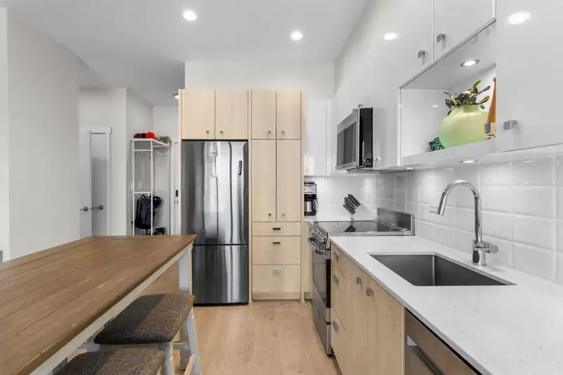 518 10838 WHALLEY BOULEVARD - photo 3 of 31