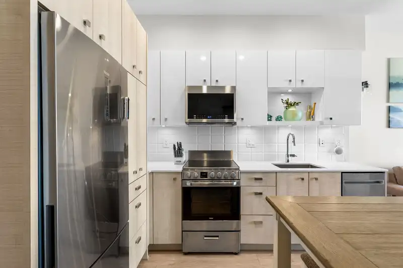 518 10838 WHALLEY BOULEVARD - photo 4 of 31