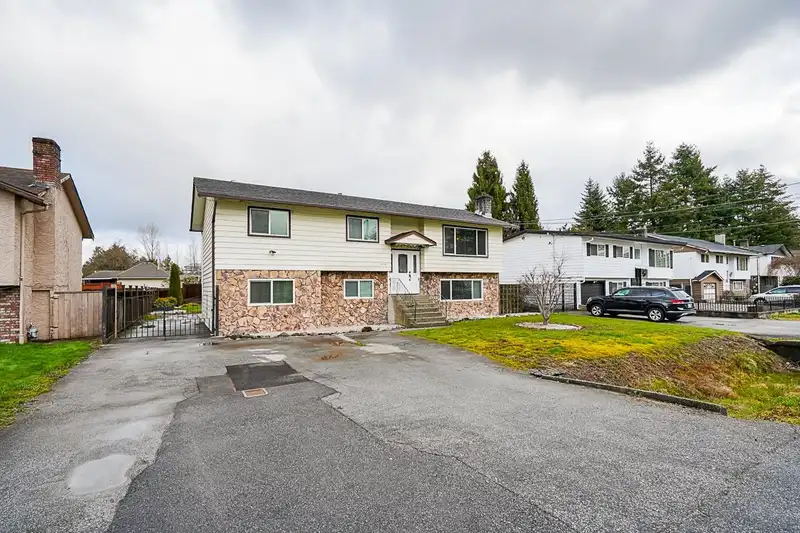 14145 101 AVENUE - photo 1 of 38