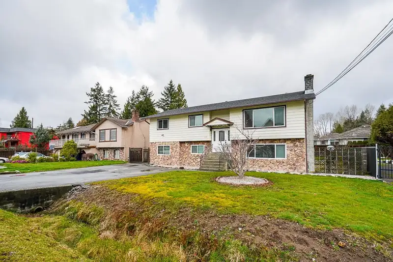 14145 101 AVENUE - photo 3 of 38