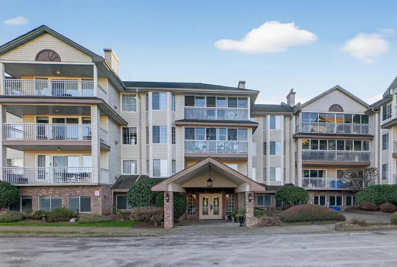 312 2491 GLADWIN ROAD - photo 3 of 25