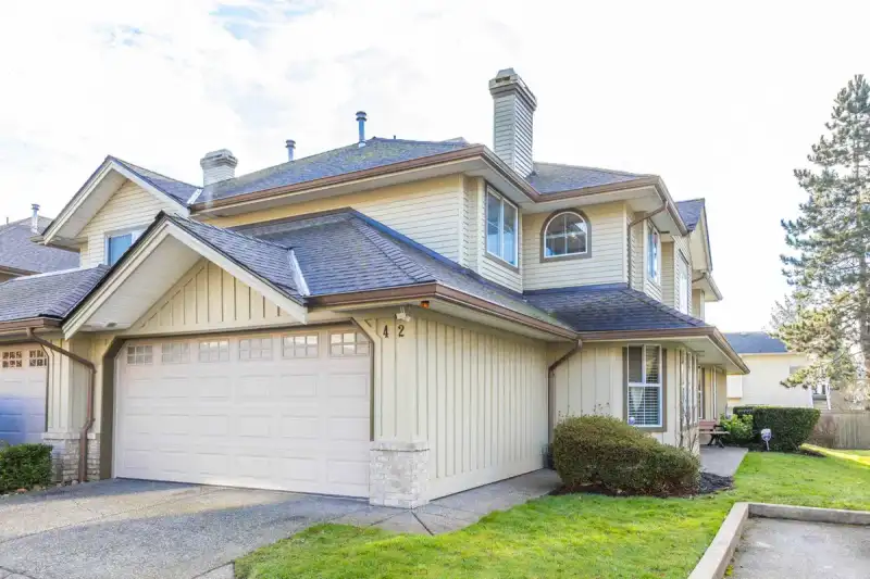 42 15860 82 AVENUE - photo 1 of 38