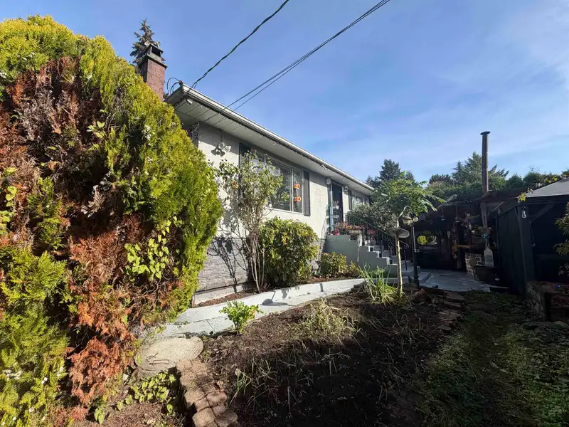 12585 100 AVENUE - photo 3 of 14