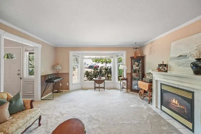 6083 181A STREET - photo 3 of 26