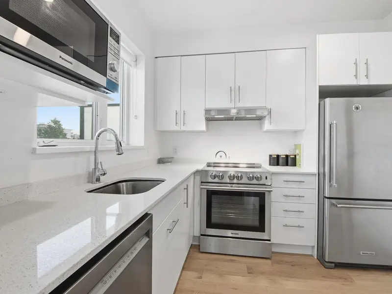 405 2137 CHESTERFIELD AVENUE - photo 1 of 25