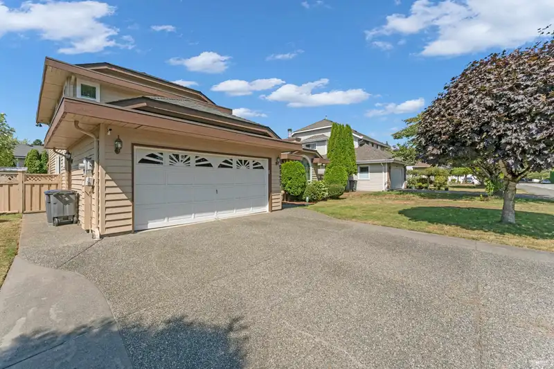 10527 164 STREET - photo 2 of 40