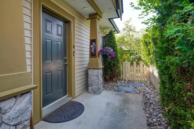 45 18707 65 AVENUE - photo 2 of 40