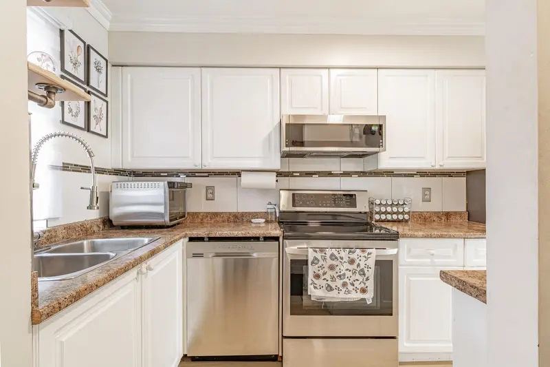 107 1570 PRAIRIE AVENUE - photo 3 of 25