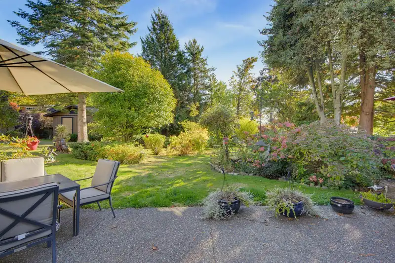18152 58 AVENUE - photo 4 of 25
