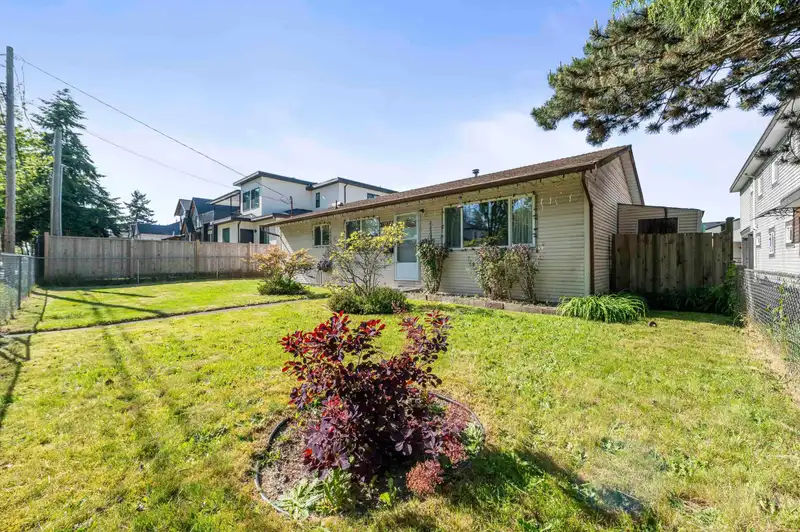 13077 72 AVENUE - photo 3 of 25