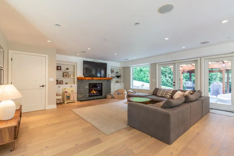 20078 27 AVENUE - photo 4 of 25