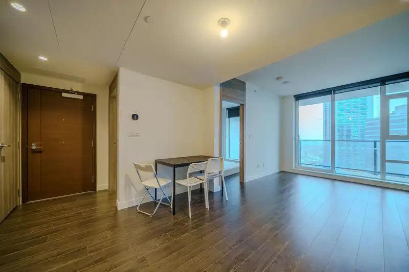 1611 9887 WHALLEY BOULEVARD - photo 3 of 13